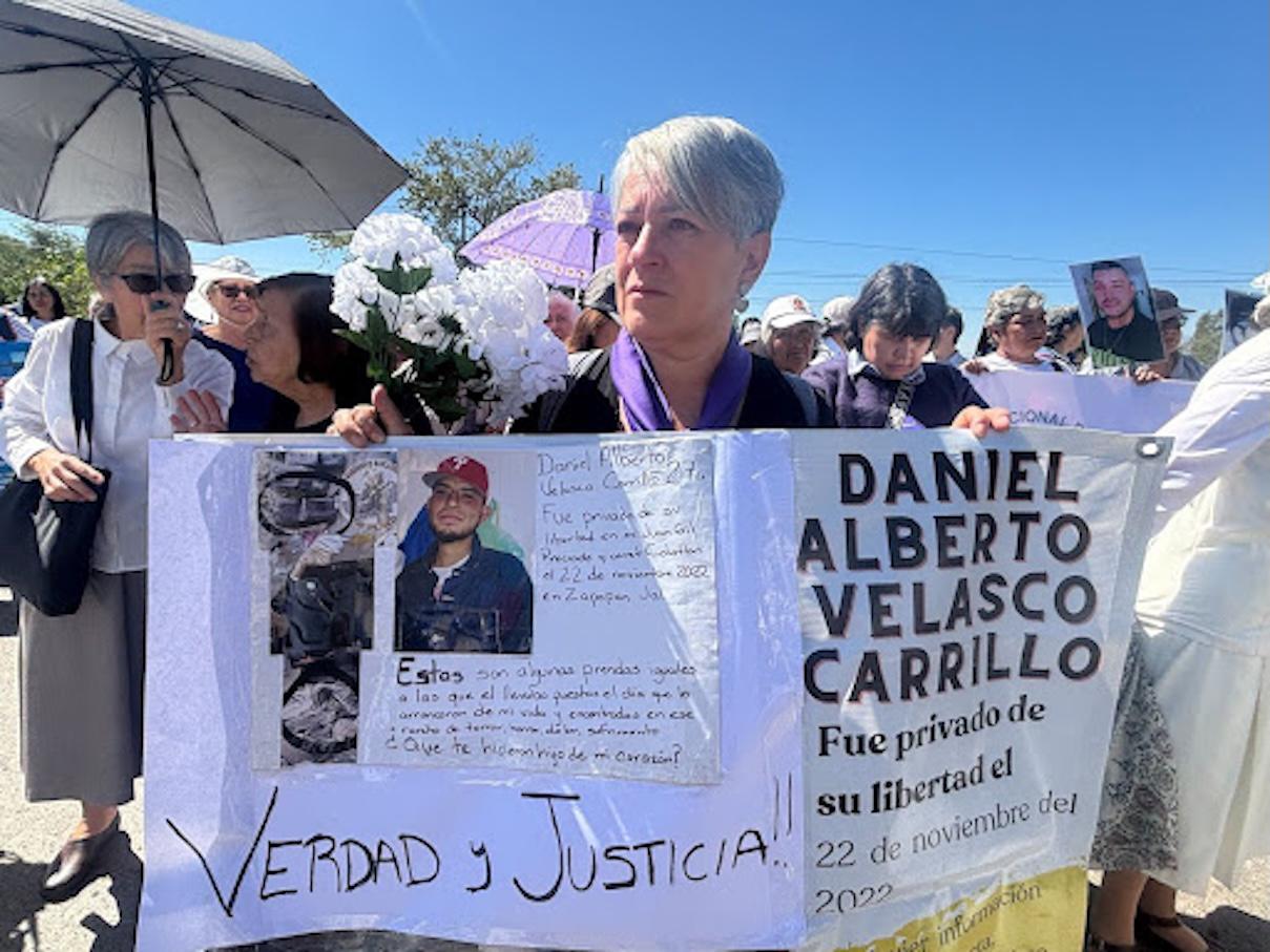 $!Carmen Carrillo llevó a Teuchitlán una pancarta con el nombre de su hijo desaparecido e imágenes de las prendas y objetos que le hacen pensar que sus restos están en el rancho Izaguirre.