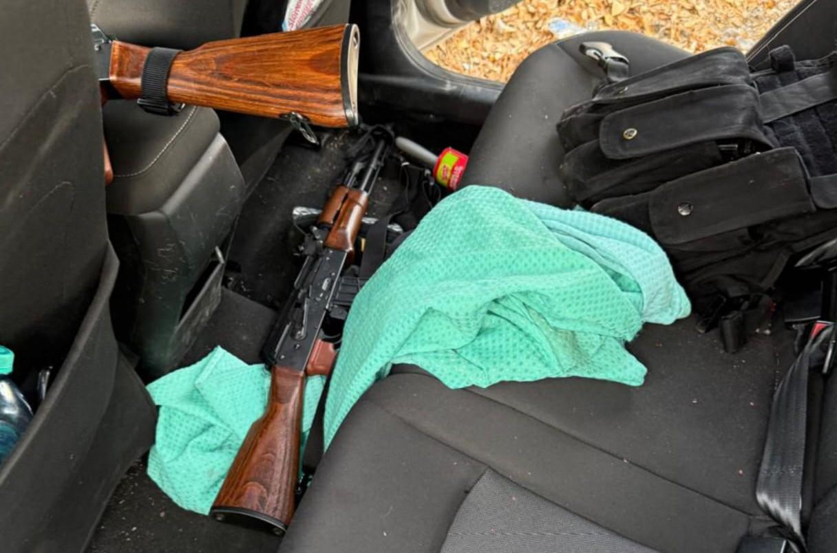 $!Abandonan auto con armas y ponchallantas en Culiacán; lo asegura la policía