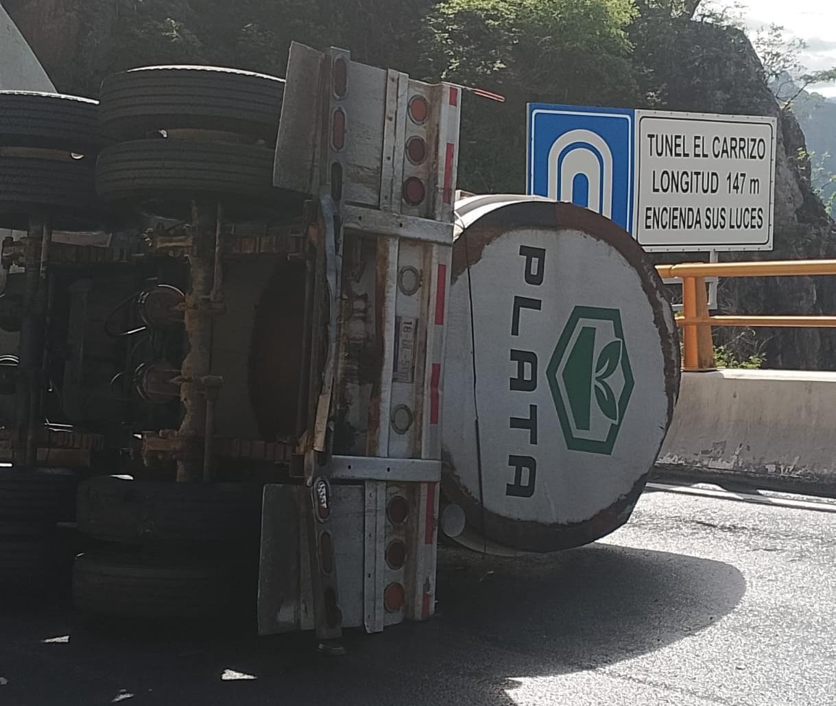 $!Volcadura de pipa con amoniaco cierra autopista Durango-Mazatlán; reportan un muerto