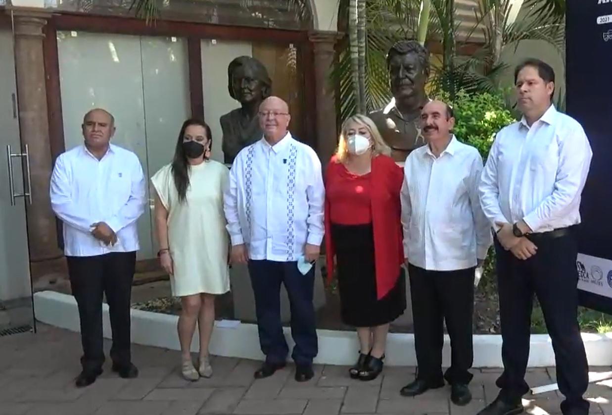 $!Autoridades de la UAS y familiares de los artistas durante la develación.