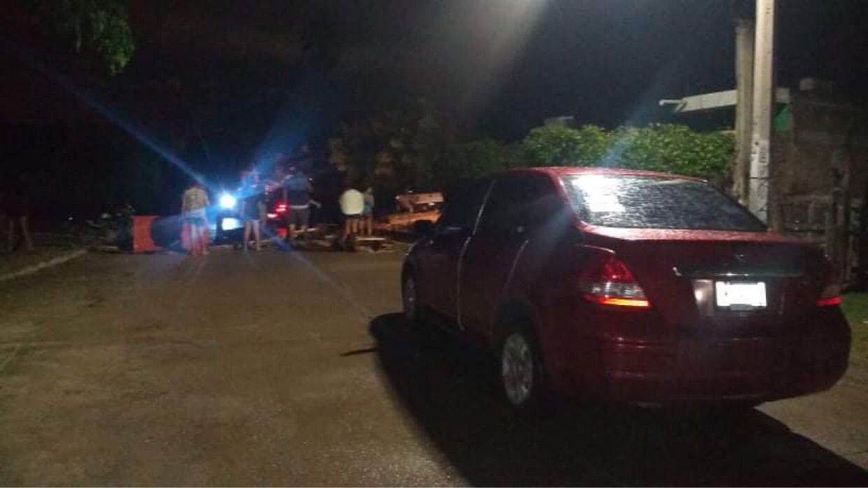 $!Bloquean vecinos vialidad en la Colonia Azteca, en Mazatlán, por largo ‘apagón’