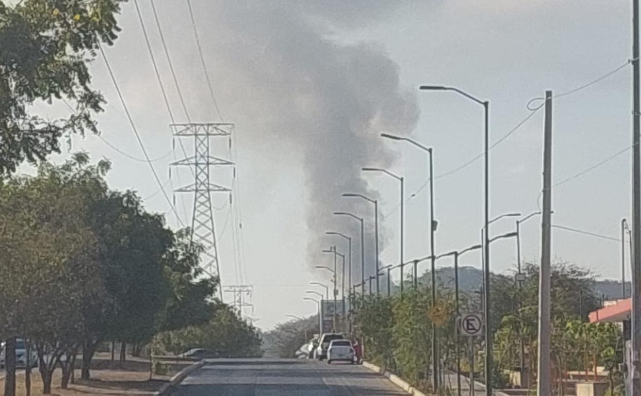 $!Bomberos combaten y controlan incendio en el basurón de Mazatlán