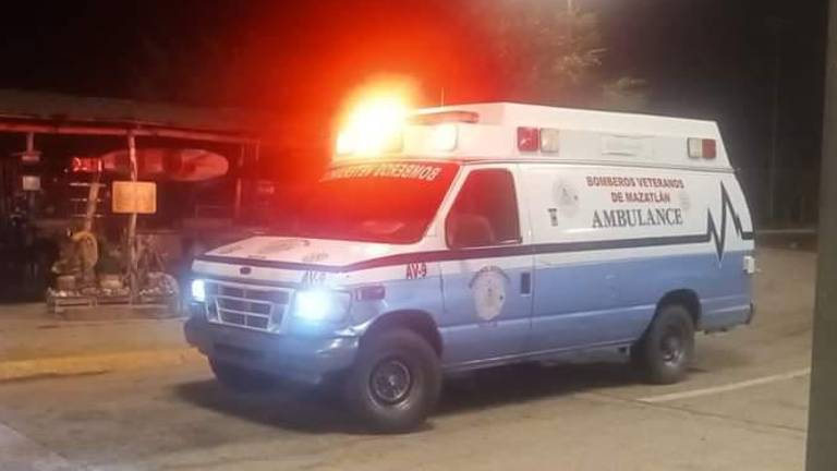Personal de Bomberos Veteranos acudió al lugar de los hechos para auxiliar al hombre herido, pero este prefirió ser traslado a un hospital por conocidos.