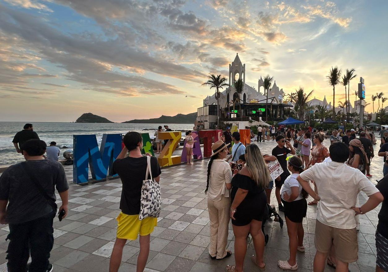 $!Afluencia turística llena playas y zonas emblemáticas de Mazatlán