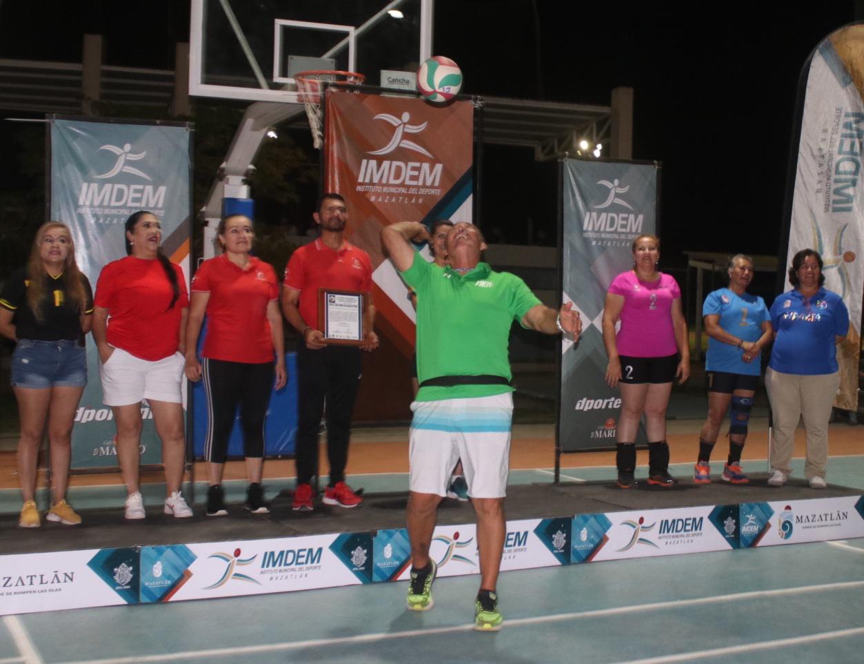$!‘Apapachan’ a Salvador González en Primer Festival de Voleibol de Sala