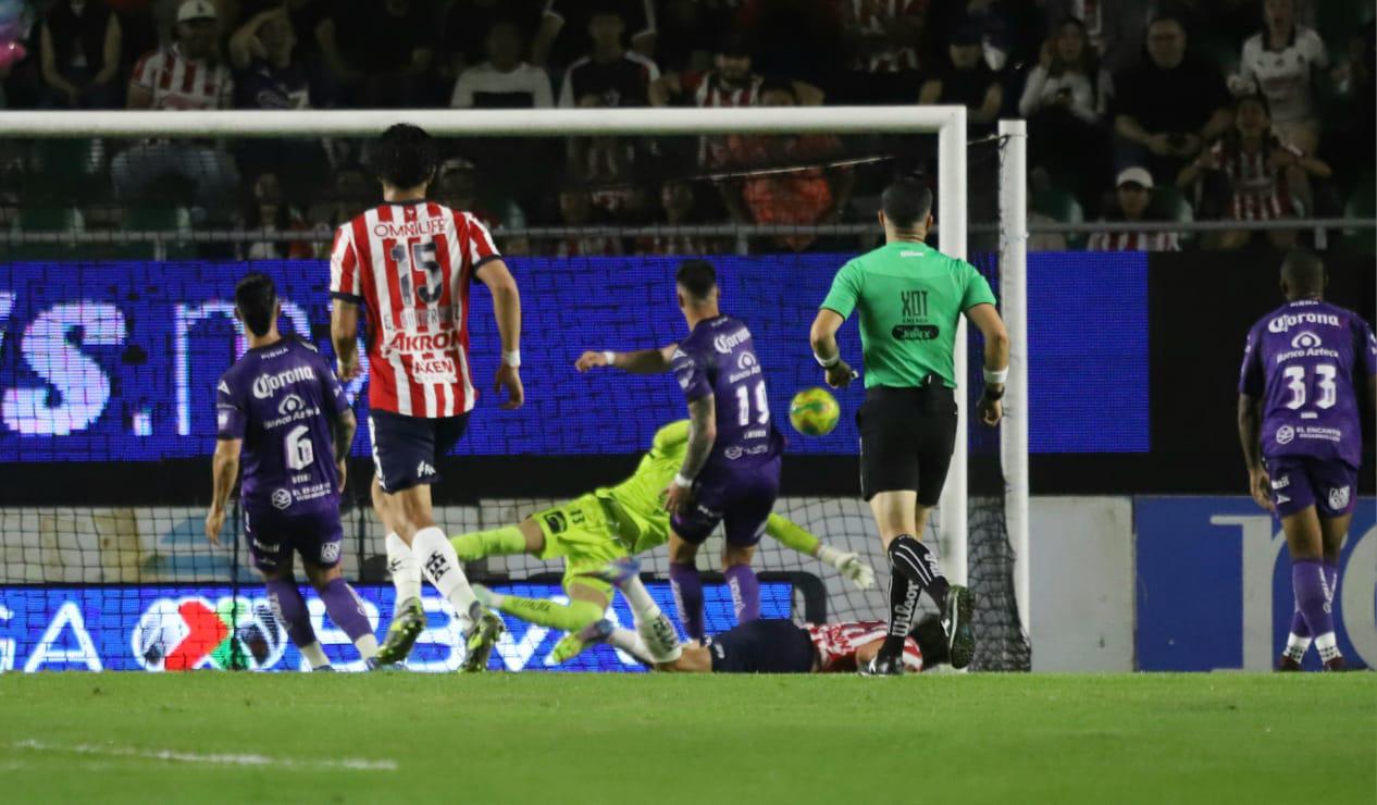 $!Mazatlán rescata el empate en un partido de locura y drama frente a las Chivas