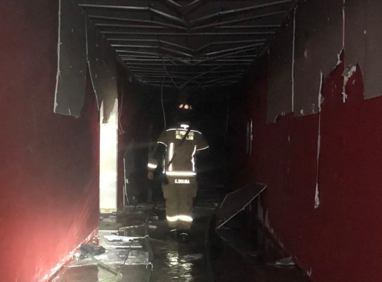 $!Acuden bomberos a controlar incendio en cine cerrado en Mazatlán