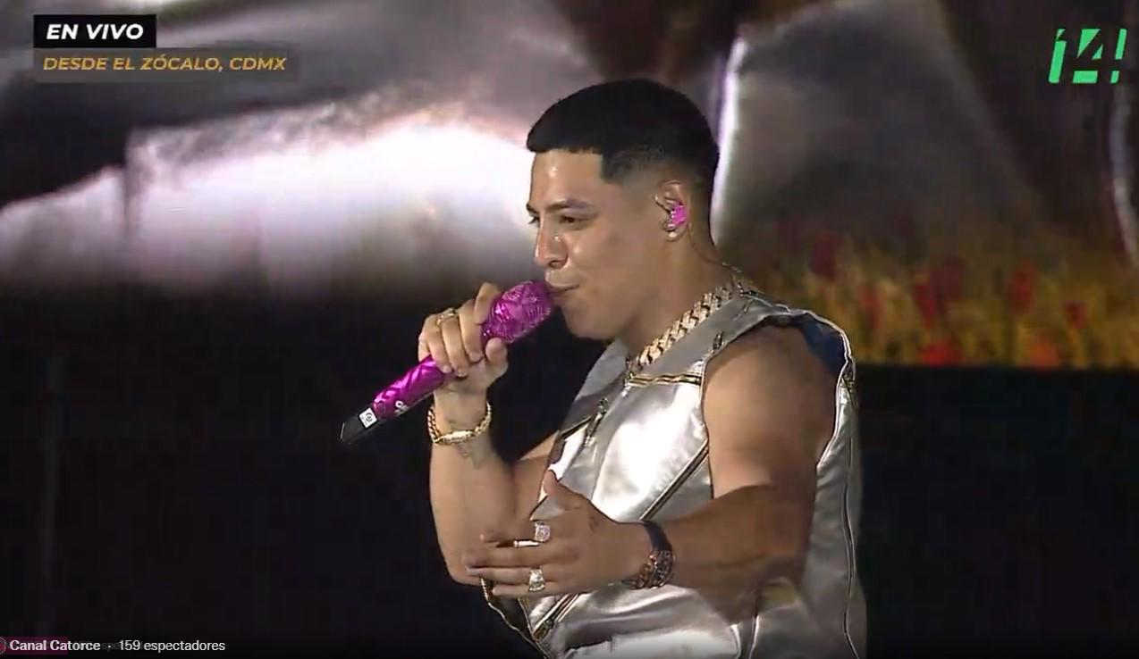 $!Miles de capitalinos disfrutan el concierto del Grupo Firme en el Zócalo