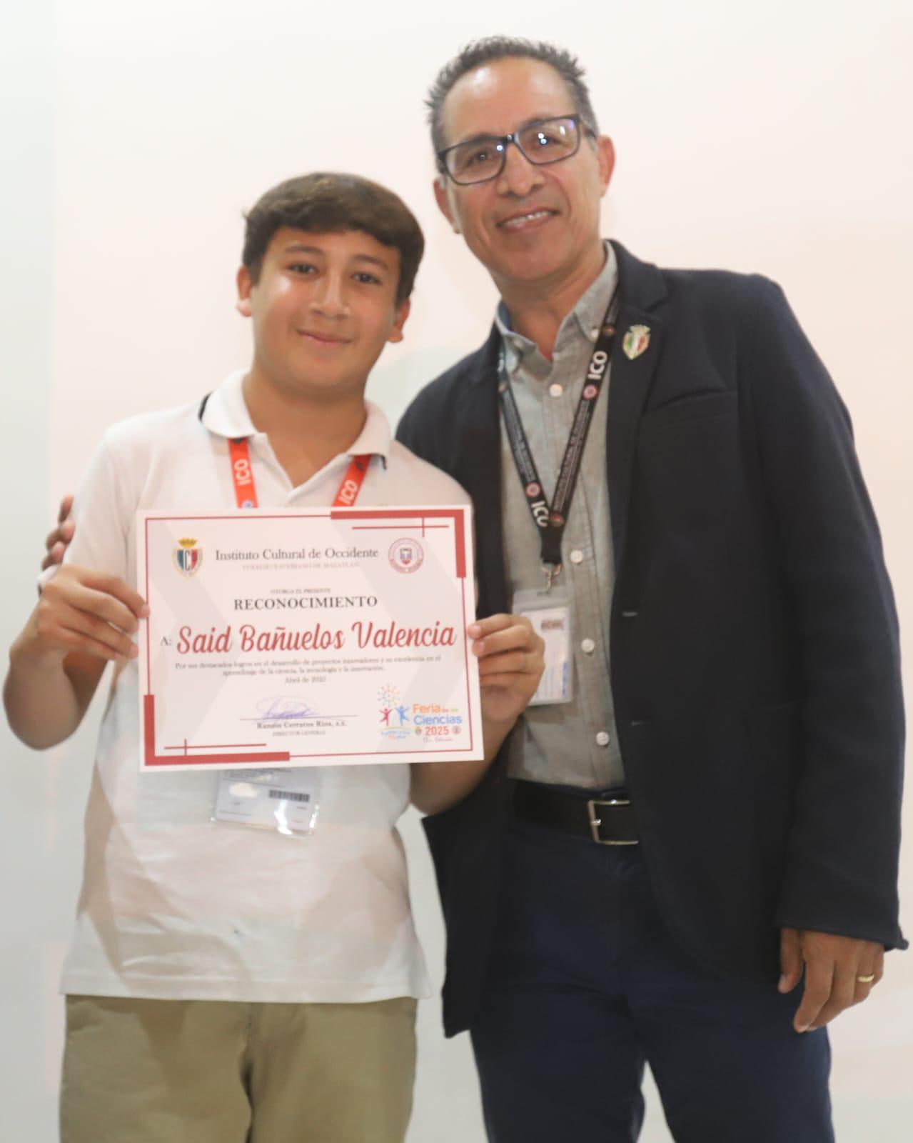 $!Saíd Bañuelos Valencia recibe su diploma.