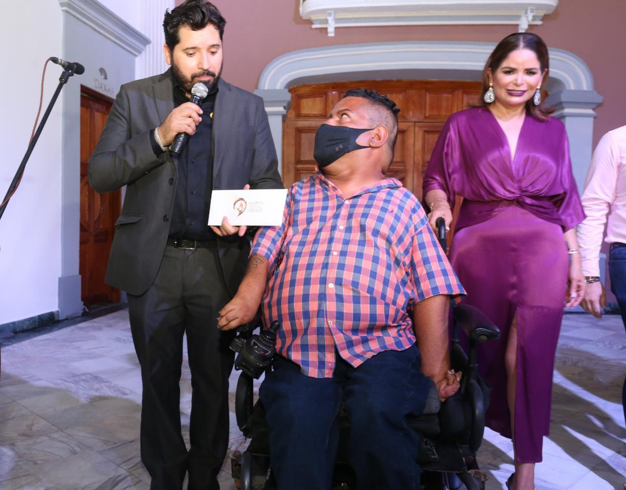 $!Gabriel Cortés Gutiérrez recibe su reconocimiento de manos de Michael Dergar y Gabriela Peña Chico.