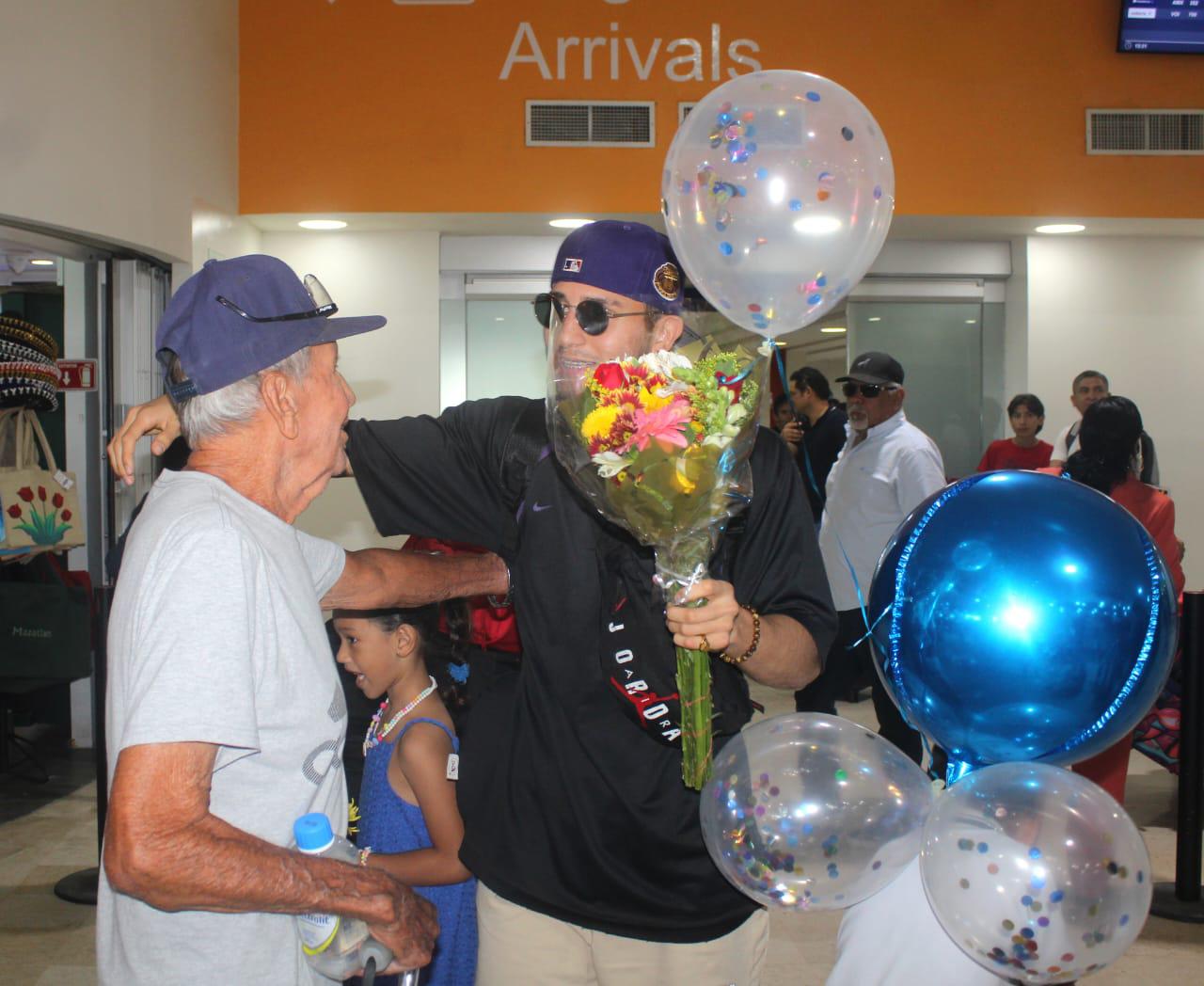 $!Marco Verde es recibido como héroe en Mazatlán