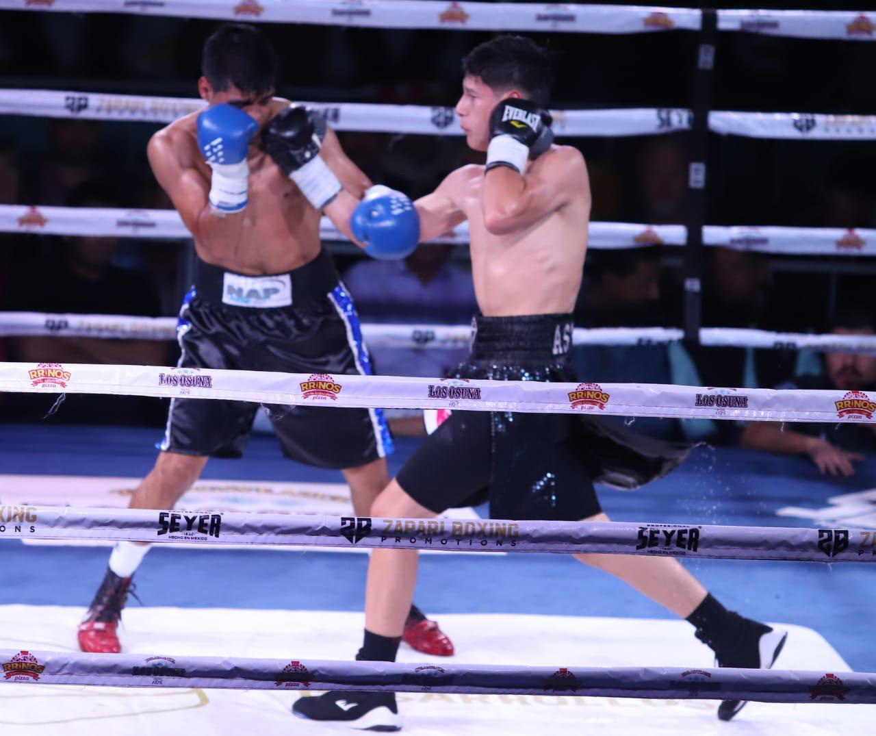 $!Feroz triunfo de Juan Estrada en velada de box Sangre Nueva 2