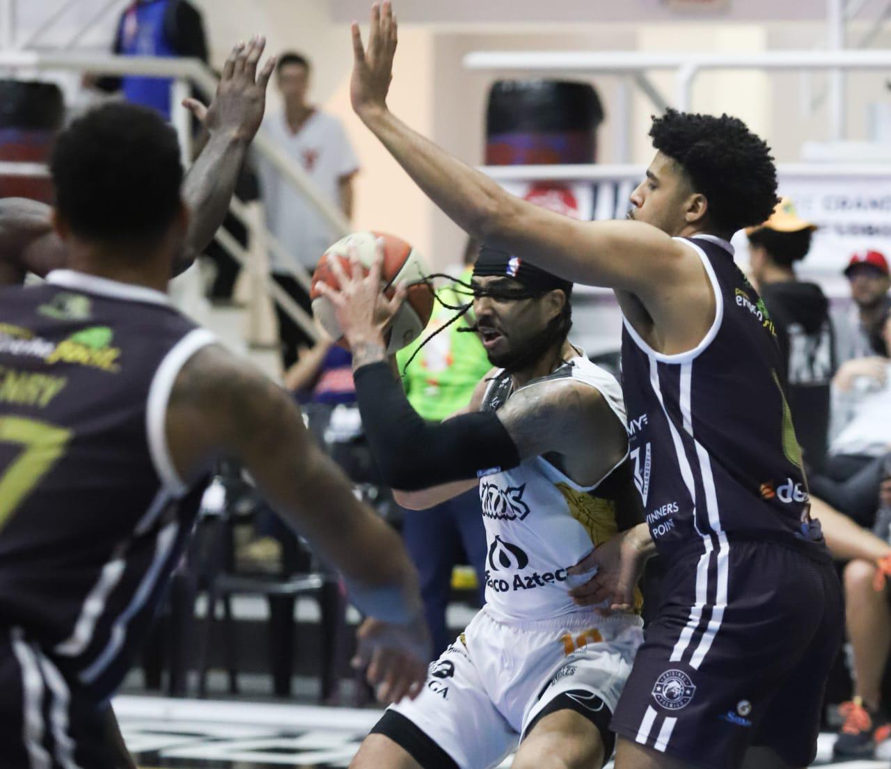 $!Venados Basketball logra cardiaco triunfo en presentación de Jeff Ledbetter