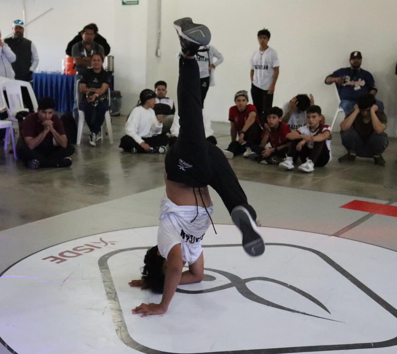 $!Mazatlecos Cervantes y Salazar se coronan en breaking mixto