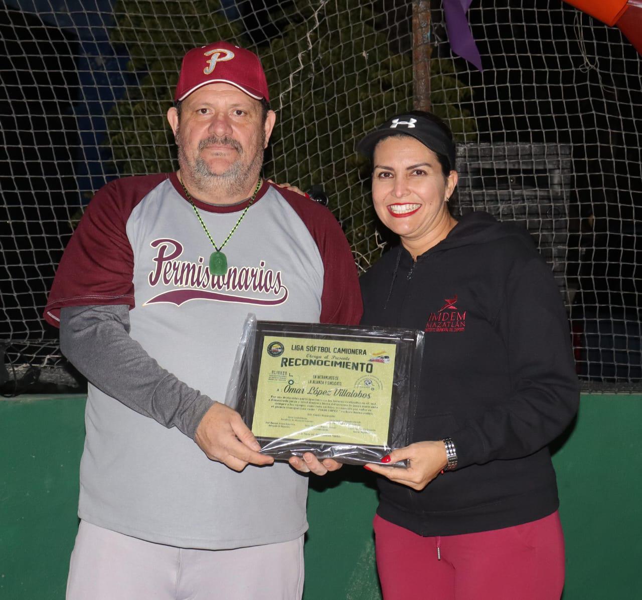 $!Inaugura Alianza de Camiones Urbanos de Mazatlán temporada de Liga de Softbol Camionera