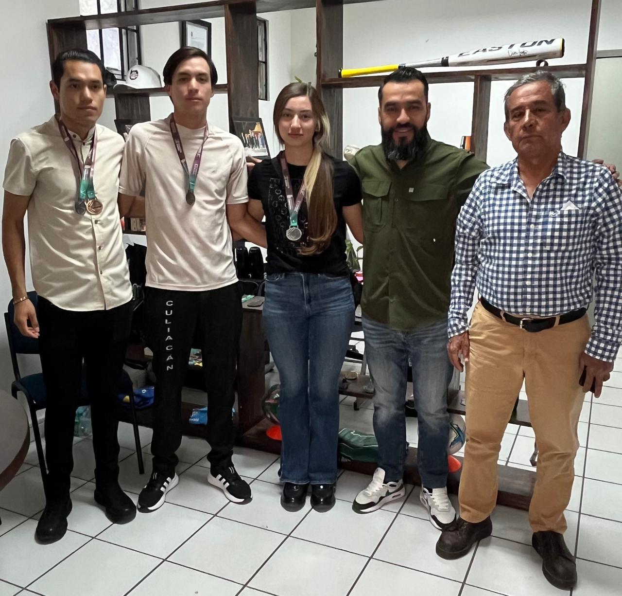$!Recibe director del Imdec a ciclistas medallistas del Estatal de los Juegos Conade 2025