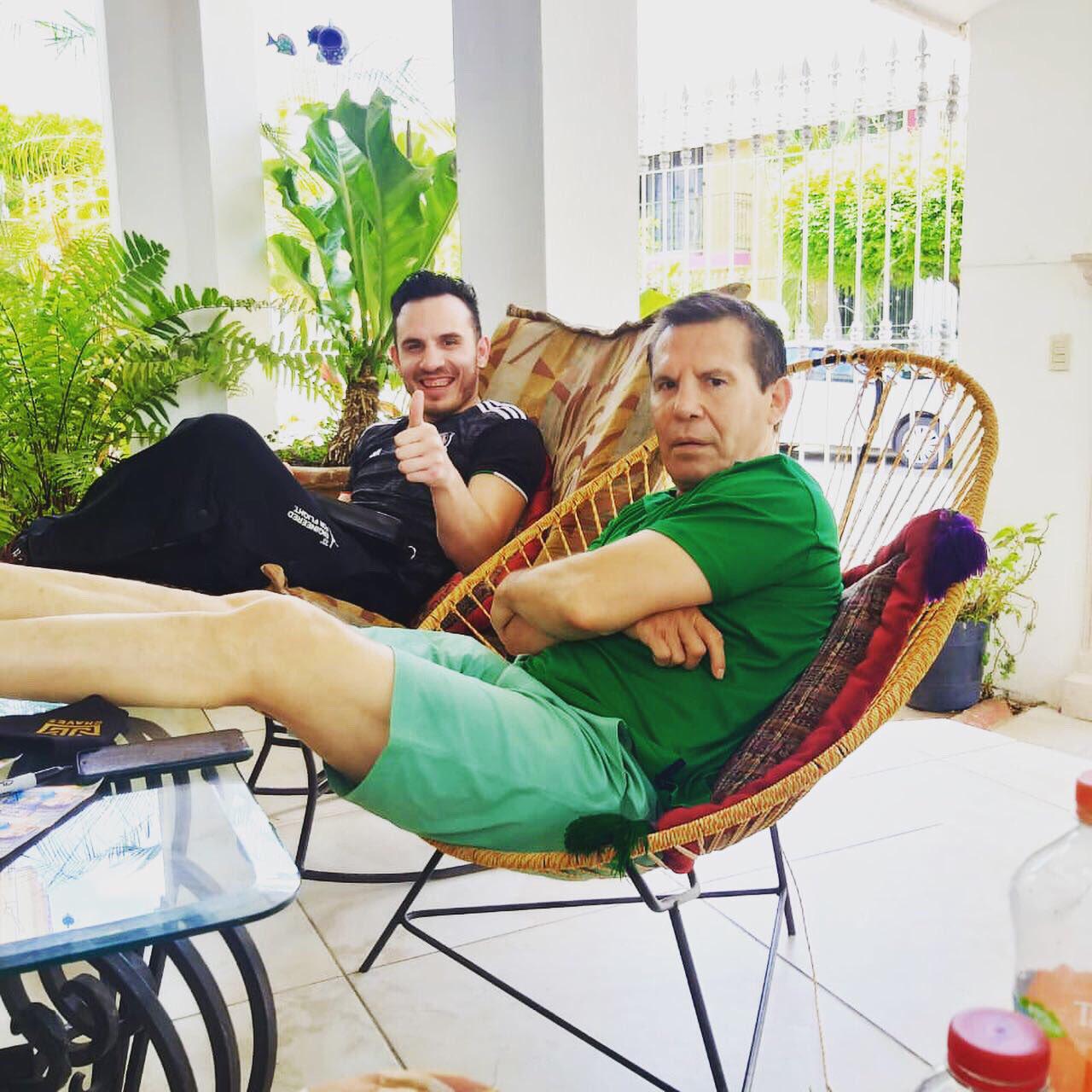 $!Omar Chávez niega estar molesto con su padre por subir al cuadrilátero al Canelo