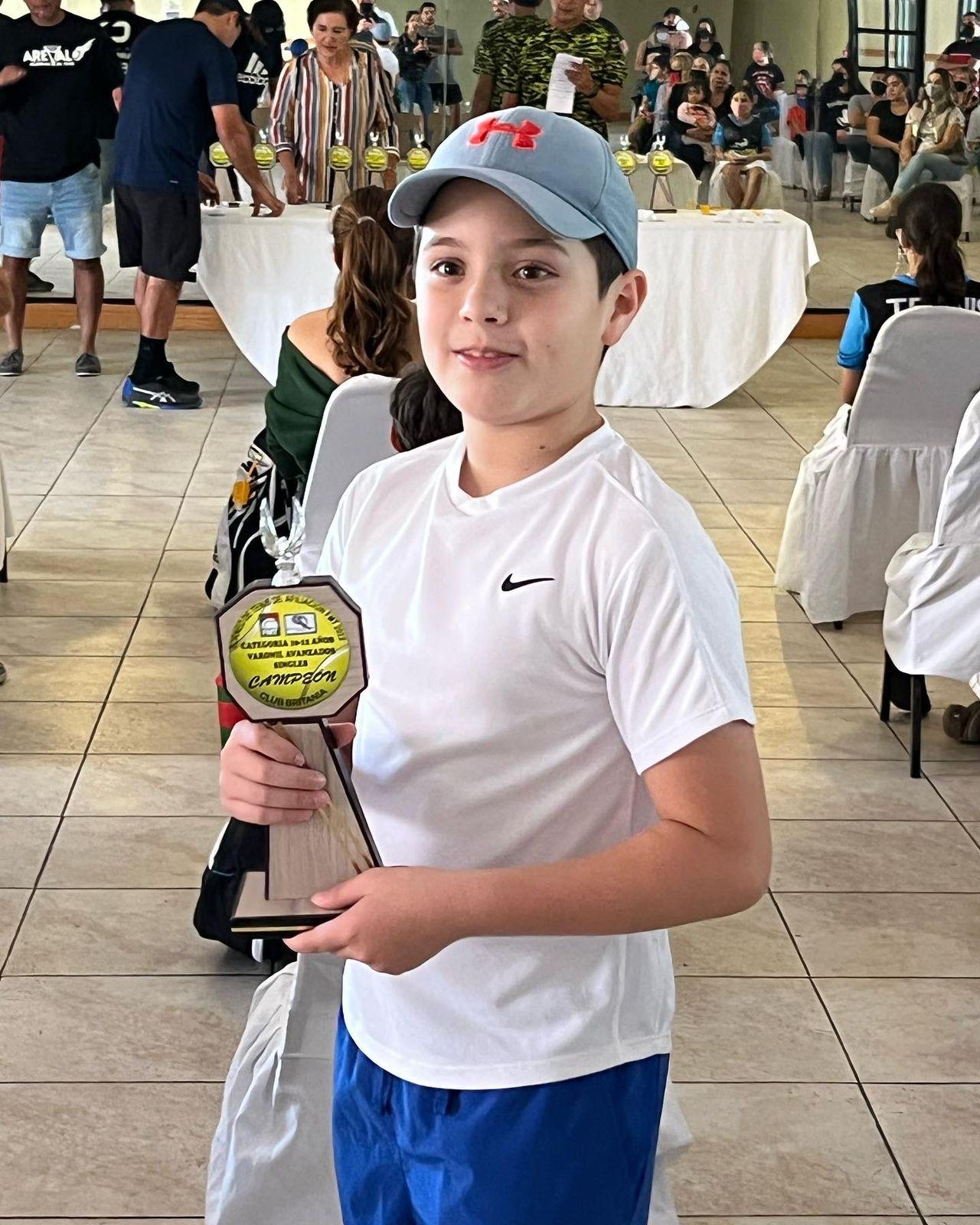 $!Jerónimo Velazco muestra su trofeo de campeón.