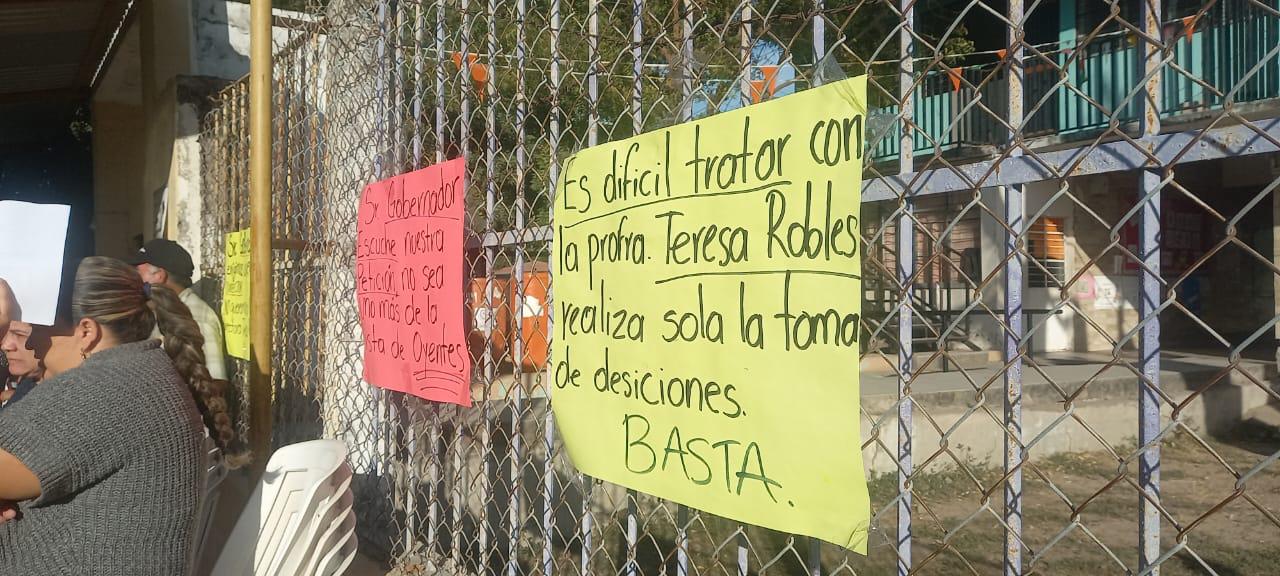 $!Toman Primaria en Escuinapa; piden que SEPyC no regrese a la directora suspendida