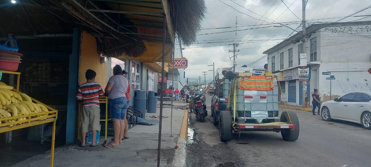 $!Ante falla en acueducto Baluarte-Escuinapa, familias aprovechan el agua de lluvia