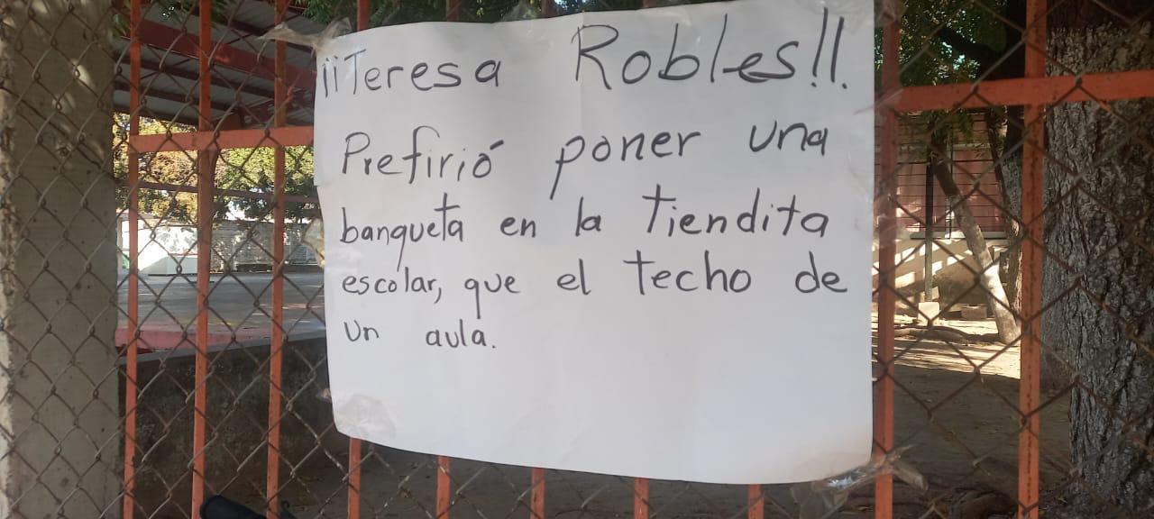 $!Toman Primaria en Escuinapa; piden que SEPyC no regrese a la directora suspendida