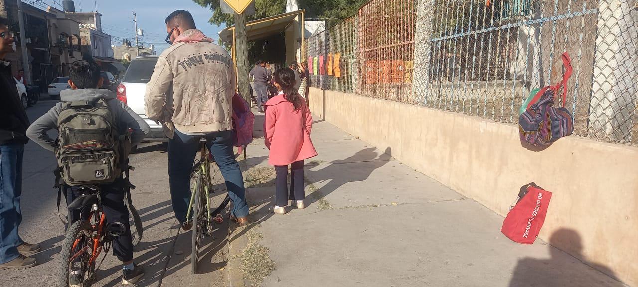 $!Toman Primaria en Escuinapa; piden que SEPyC no regrese a la directora suspendida
