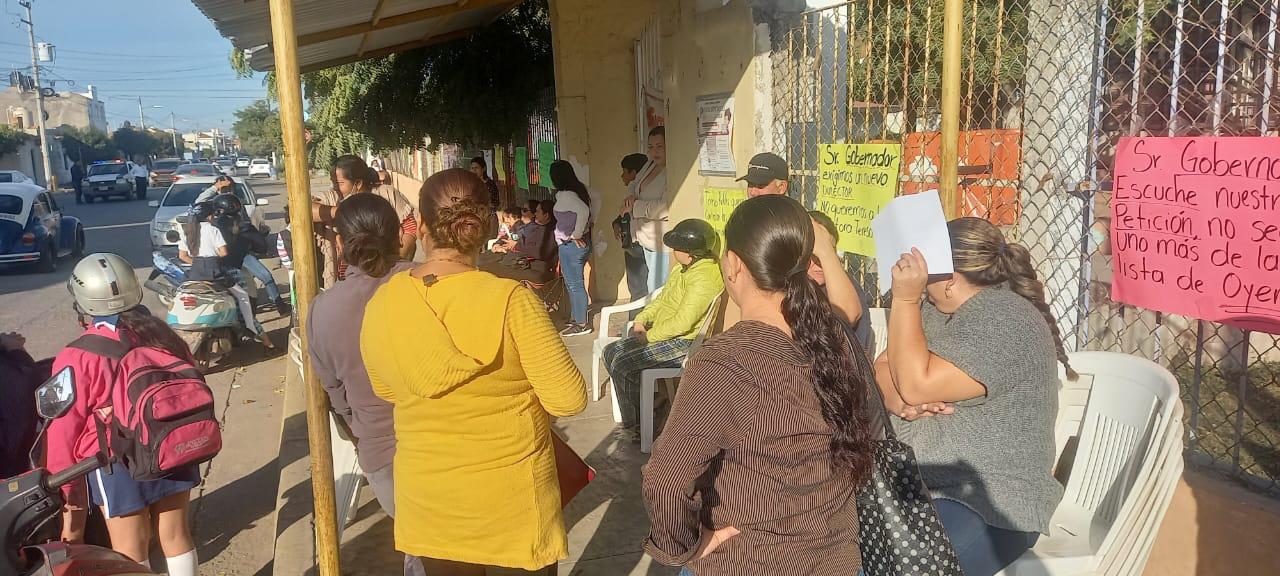 $!Toman Primaria en Escuinapa; piden que SEPyC no regrese a la directora suspendida