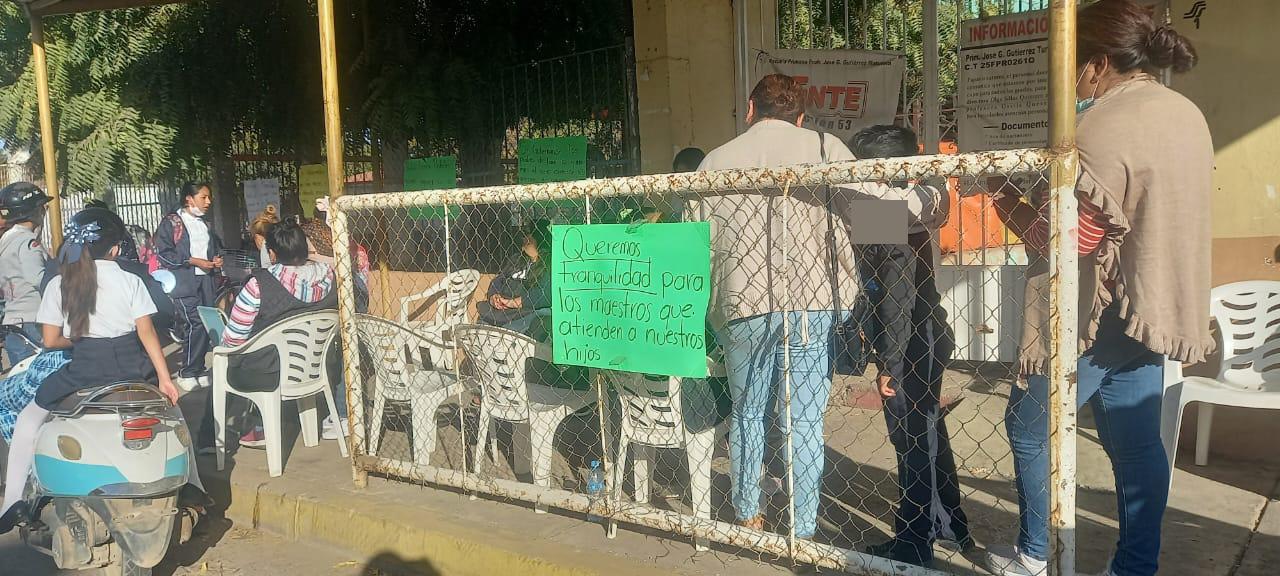 $!Toman Primaria en Escuinapa; piden que SEPyC no regrese a la directora suspendida