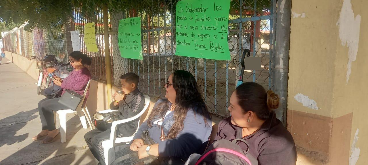 $!Toman Primaria en Escuinapa; piden que SEPyC no regrese a la directora suspendida