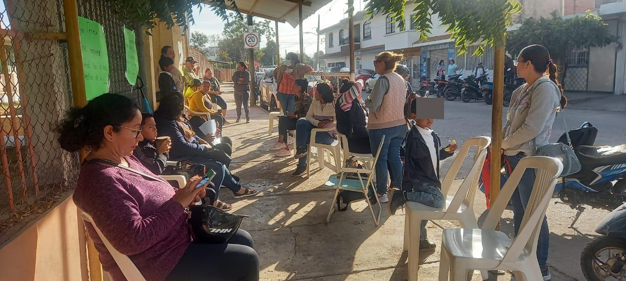 $!Toman Primaria en Escuinapa; piden que SEPyC no regrese a la directora suspendida