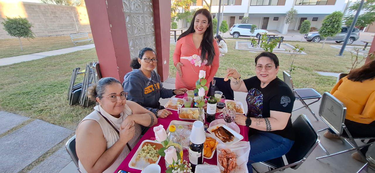 $!La festejada con Sharito, Gladys y Belinda.