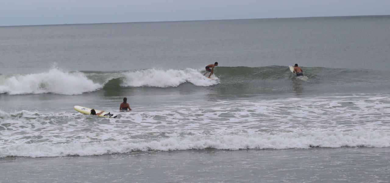 $!Surfistas retan a ‘Olaf’ en Mazatlán