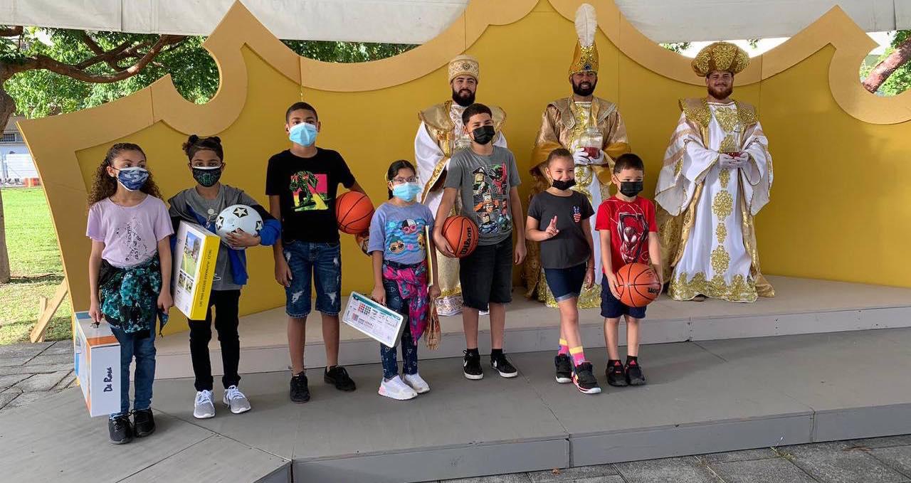 $!Bad Bunny lleva alegría a más de 25 mil niños en Puerto Rico