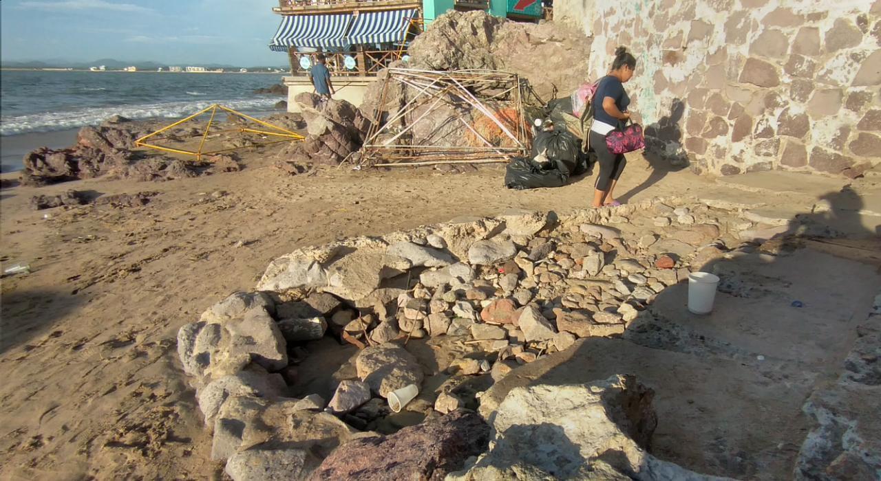 $!El fuerte oleaje se ‘come’ playas en Mazatlán