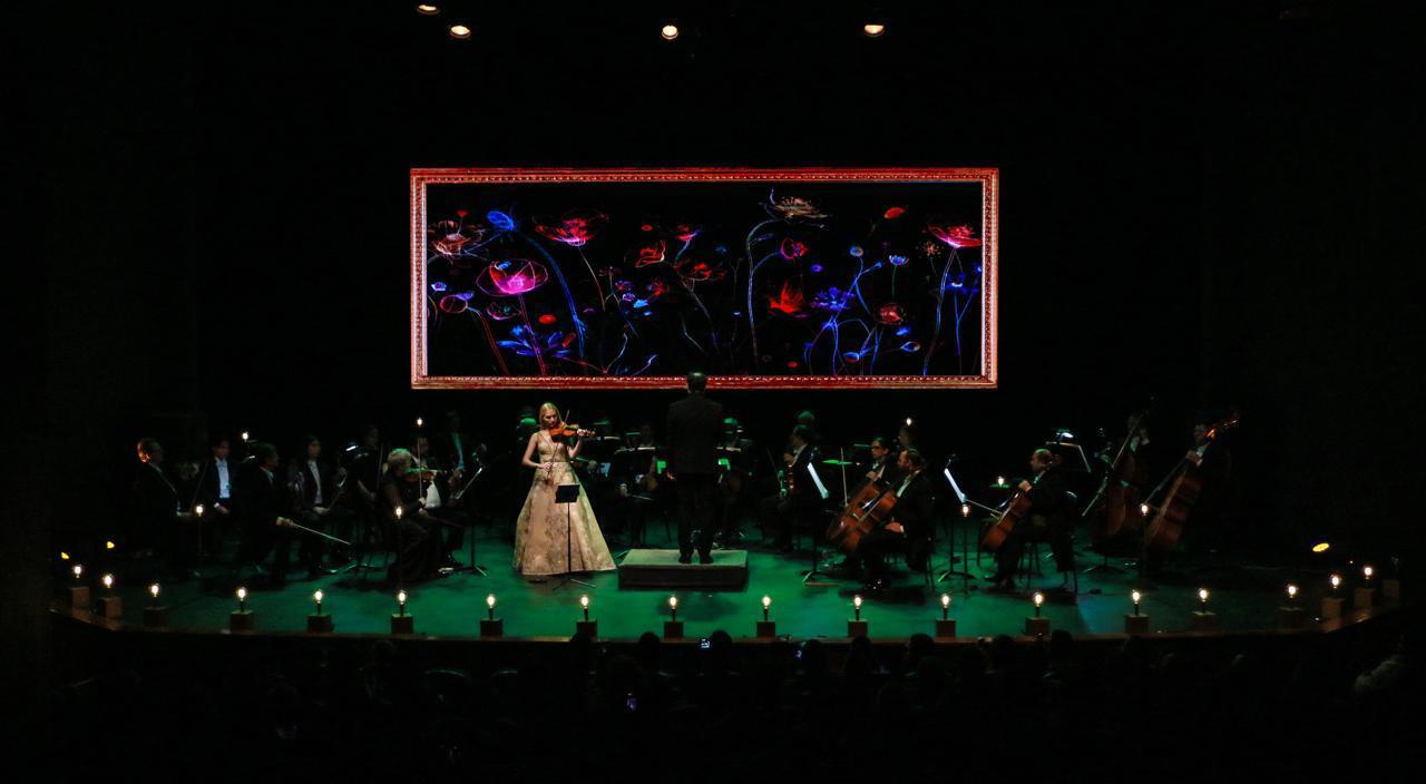 $!La Orquesta Sinfónica Sinaloa de las Artes, bajo la dirección de Ignacio Pesqueira, acompañó a la artista.