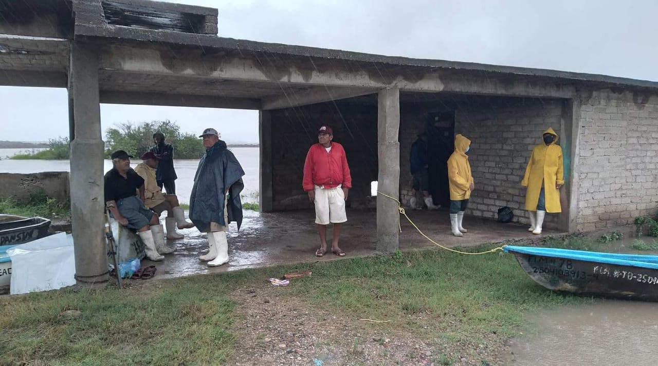 $!‘Nora’ provoca desbordamientos en estero de Chametla y se lleva el camarón