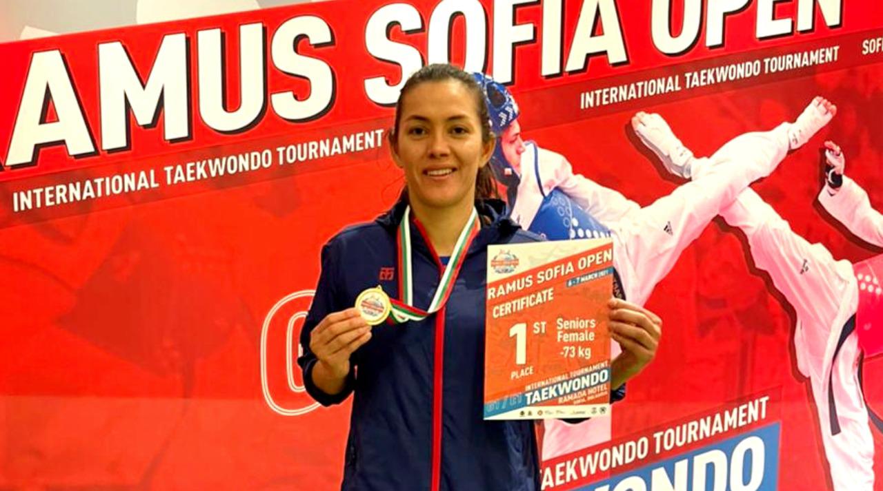 $!María Espinoza muestra su oro logrado en el Abierto de Sofía.