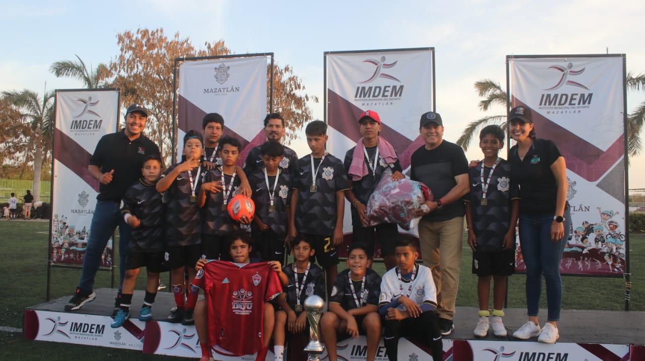 $!Premian a los mejores del Torneo de Futbol Colonias Populares