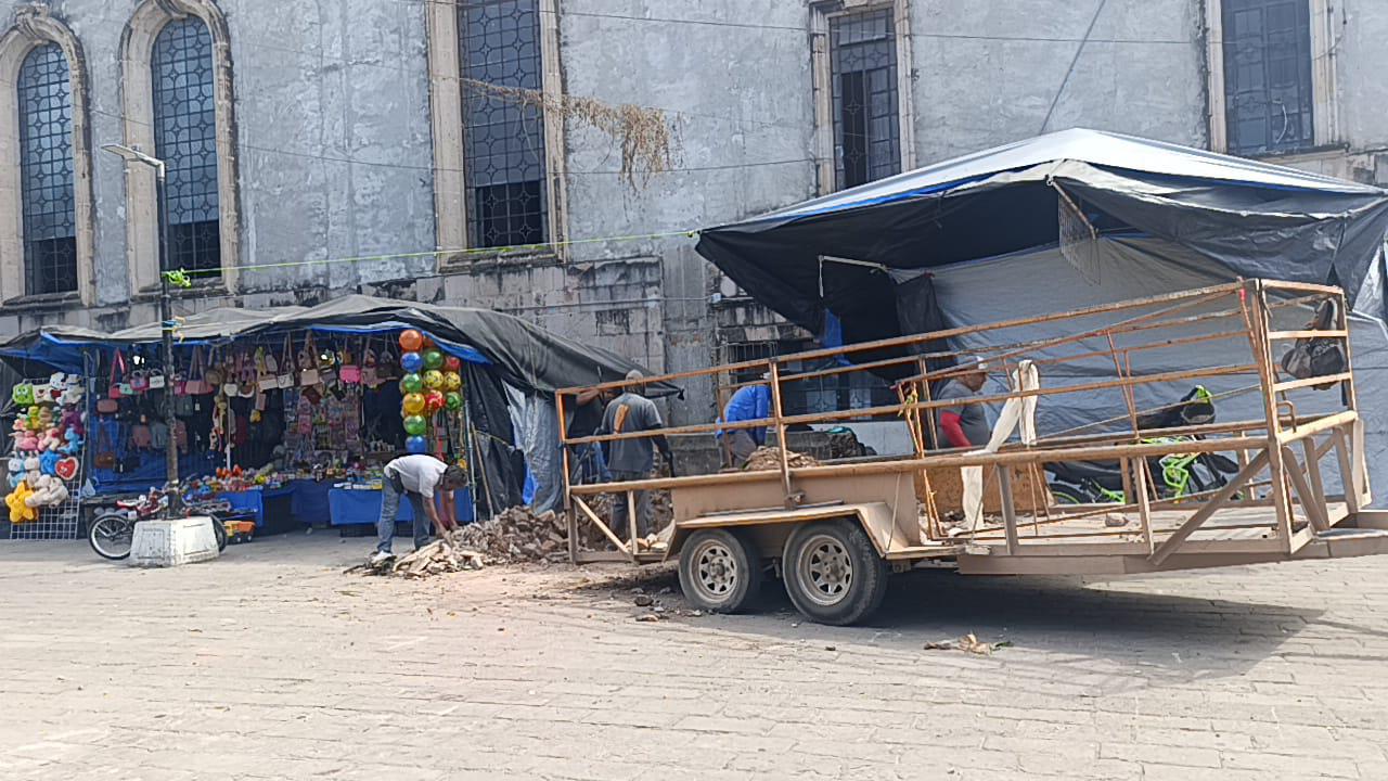 $!Derriban dos maceteras para el acomodo de puestos semifijos en plazuela de Escuinapa