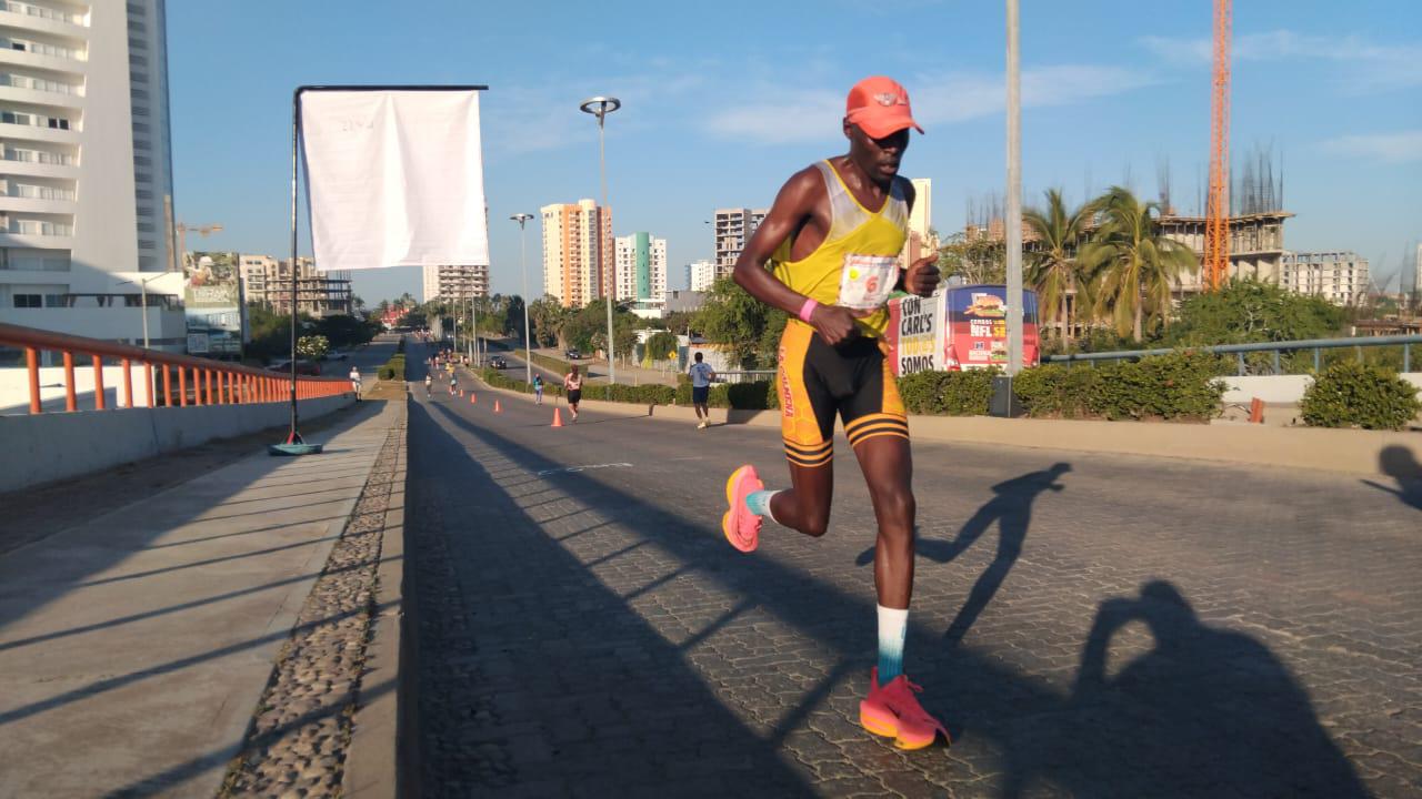 $!Keniata Geoffrey Kenisi Bundi se consagra campeón en los 42K del Gran Maratón Pacífico