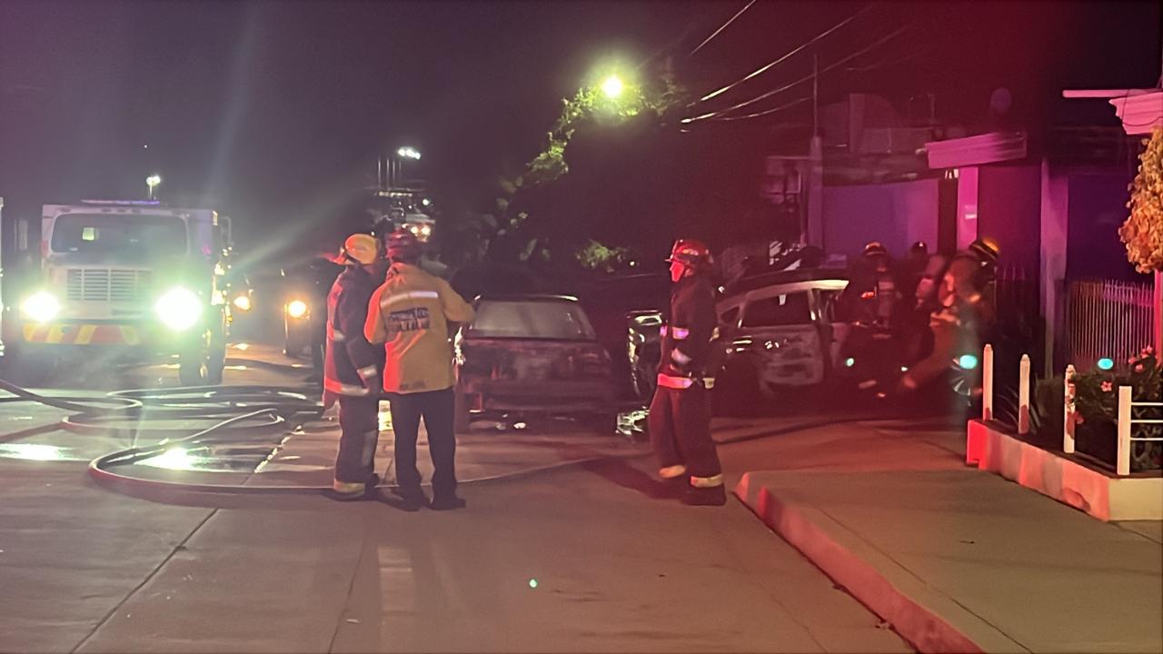 $!Llamas consumen un vehículo por la colonia Esthela Ortiz, en Culiacán