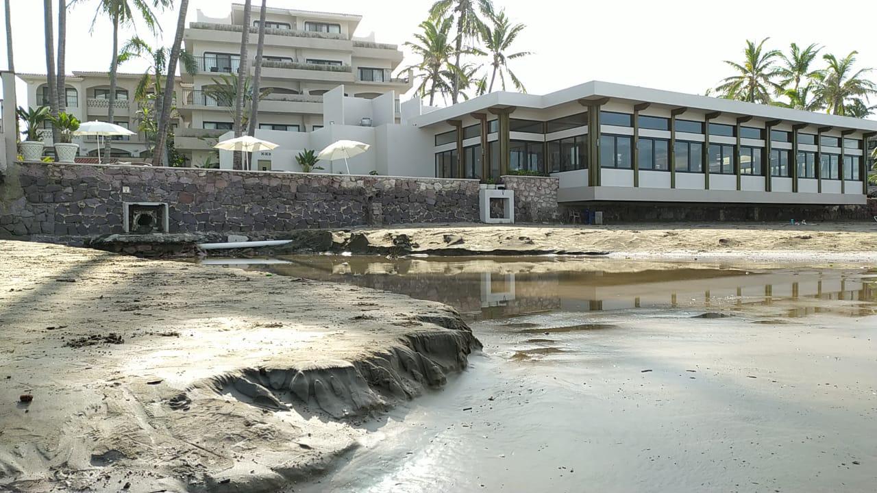 $!El huracán Nora ocasionó un fuerte oleaje a su paso por Mazatlán y dejó playas erosionadas