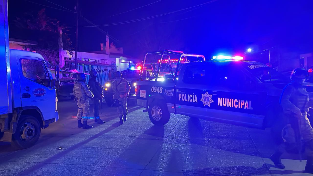 $!Llamas consumen un vehículo por la colonia Esthela Ortiz, en Culiacán