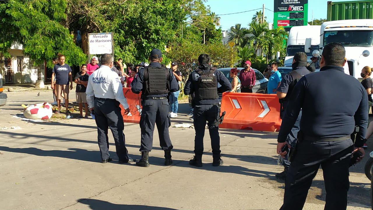 $!Bloquean colonos Avenida Emilio Barragán porque tienen más de 30 horas sin luz en la Colonia Gabriel Leyva