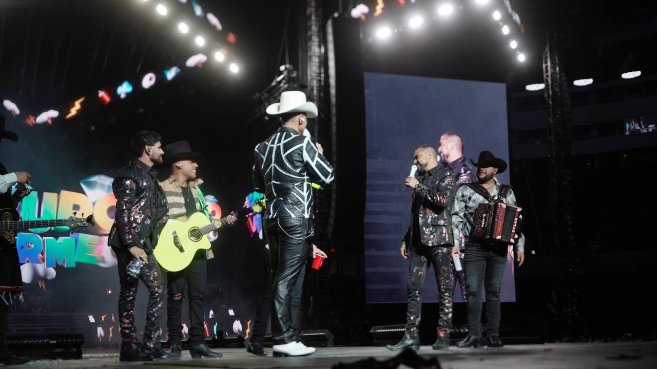 $!La Banda El Recodo y Grupo Firme comparten escenario en Los Ángeles y estrenan tema