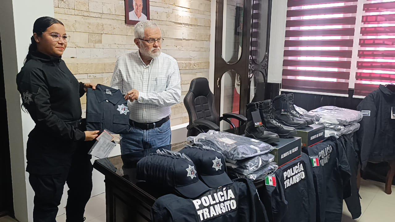 $!Entregan uniformes a elementos de la DSPyTM en Escuinapa