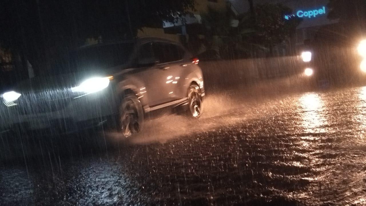 $!Tormenta eléctrica sorprende a Mazatlán este jueves