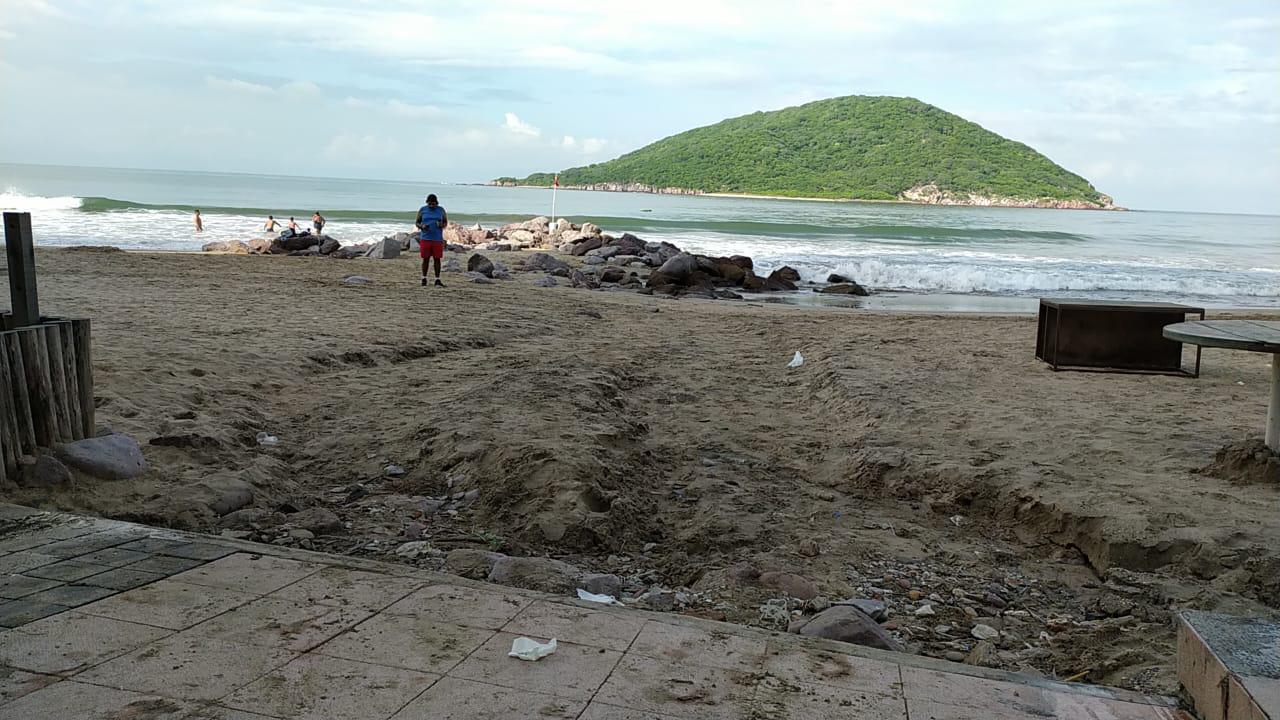$!El huracán Nora ocasionó un fuerte oleaje a su paso por Mazatlán y dejó playas erosionadas