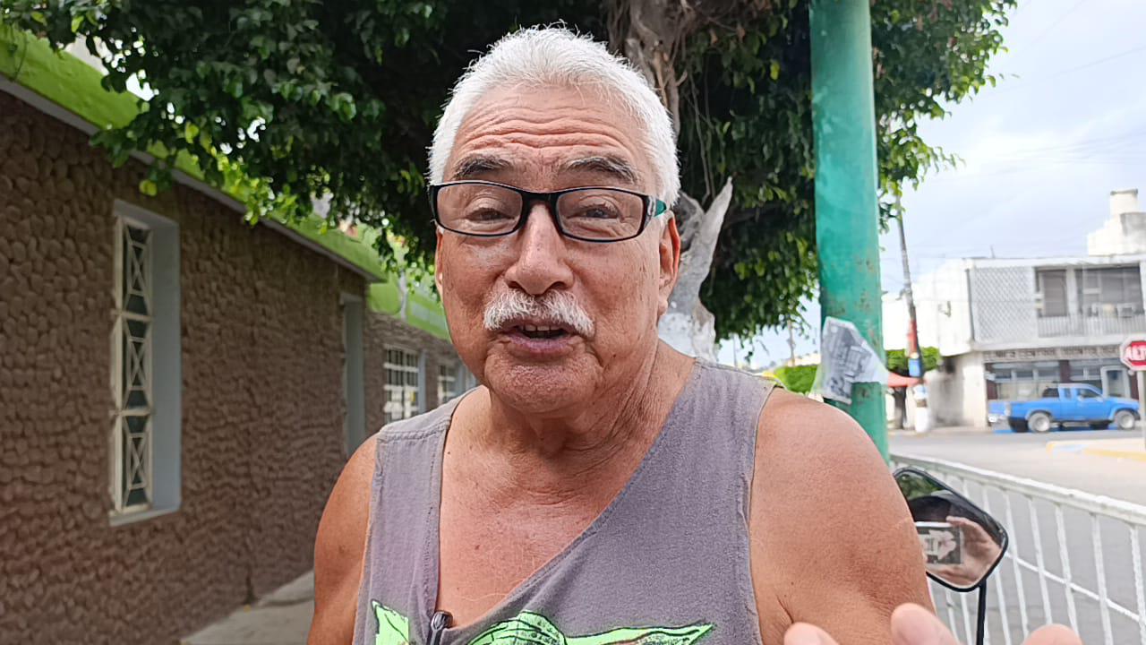 $!En Escuinapa, Víctor Manuel es el primero en la fila para emitir su voto en la elección judicial