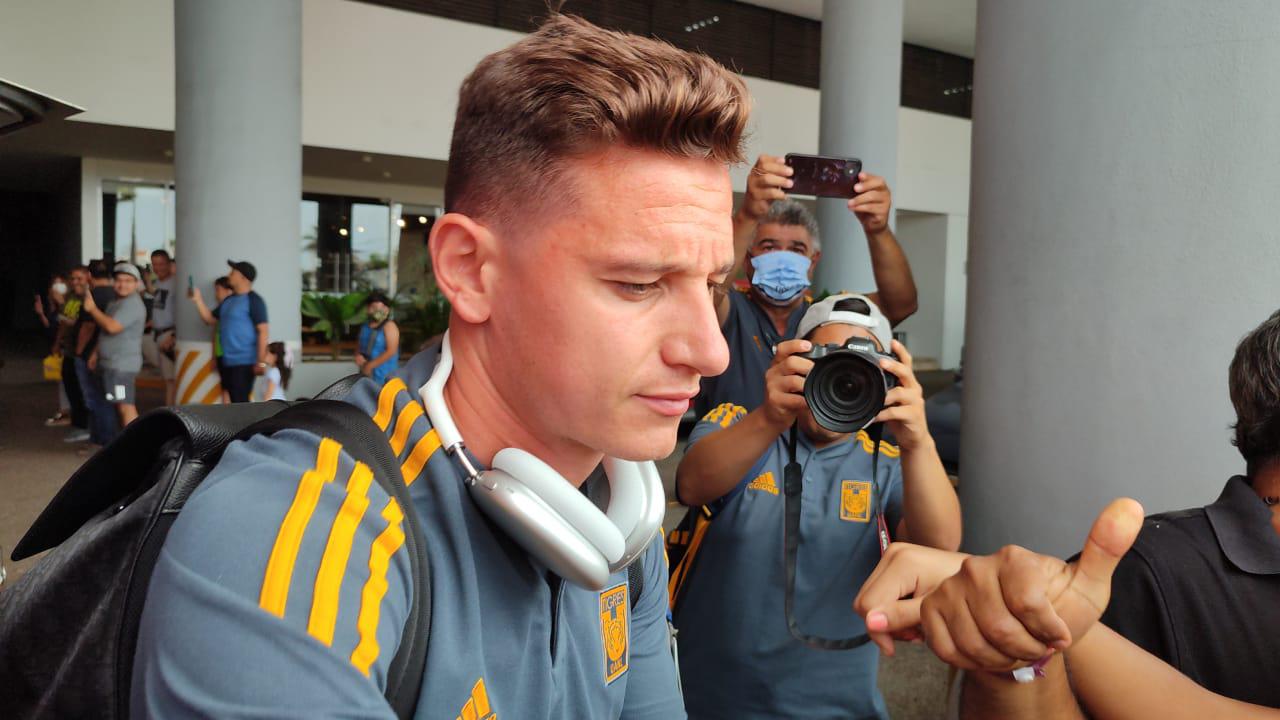 $!Gignac, Thauvin y Nahuel atienden a los aficionados de Tigres a su llegada a Mazatlán